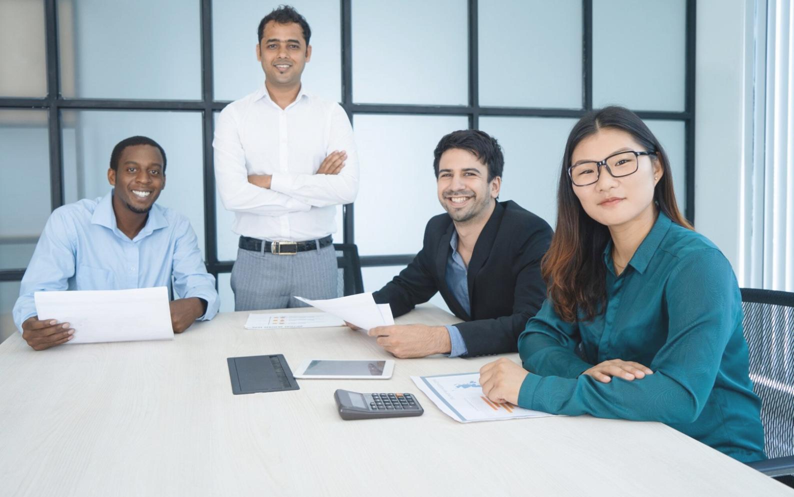 Equipo de zentloqosarent trabajando en estrategias empresariales